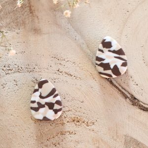 Boucles d’oreilles Aurore – Blanc, lin & Brun cachou – Bijou unique & fait-main