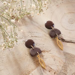 Boucles d&rsquo;oreilles Fleur de lin – Brun cachou – Bijou unique & fait-main