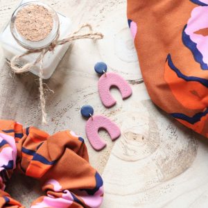 Boucles d’oreilles Arc en ciel – Bleu marine & Rose – Bijou unique & fait-main