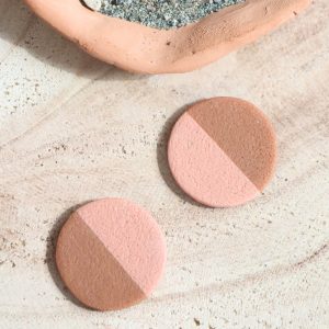 Boucles d’oreilles Galet – Chocolat dulcey & Pêche poudrée – Bijou unique & fait-main